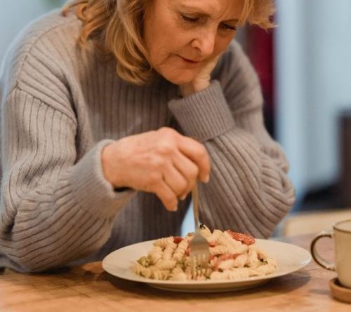 mujer mayor con plato de comida