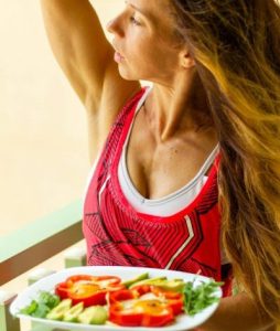 Comida saludable antes y después de entrenar para mejorar rendimiento y recuperación.