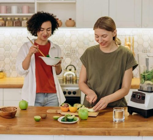 Mujeres practicando alimentación consciente, trabajando su nutrición emocional