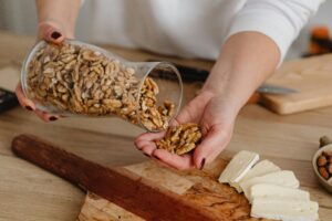 Antojos hormonales antes de la menstruación y cómo regularlos sin restricciones.