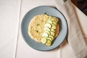 Alimentos y hábitos para aliviar gases y hinchazón después de comer.