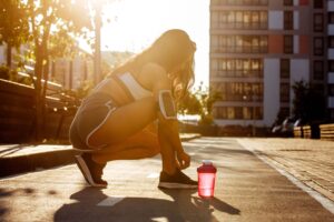 Creatina para mujeres: beneficios y cómo tomarla para mejorar fuerza y energía.
